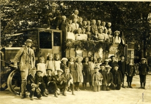 F553 Schoolreisje 1920 school met den bijbel